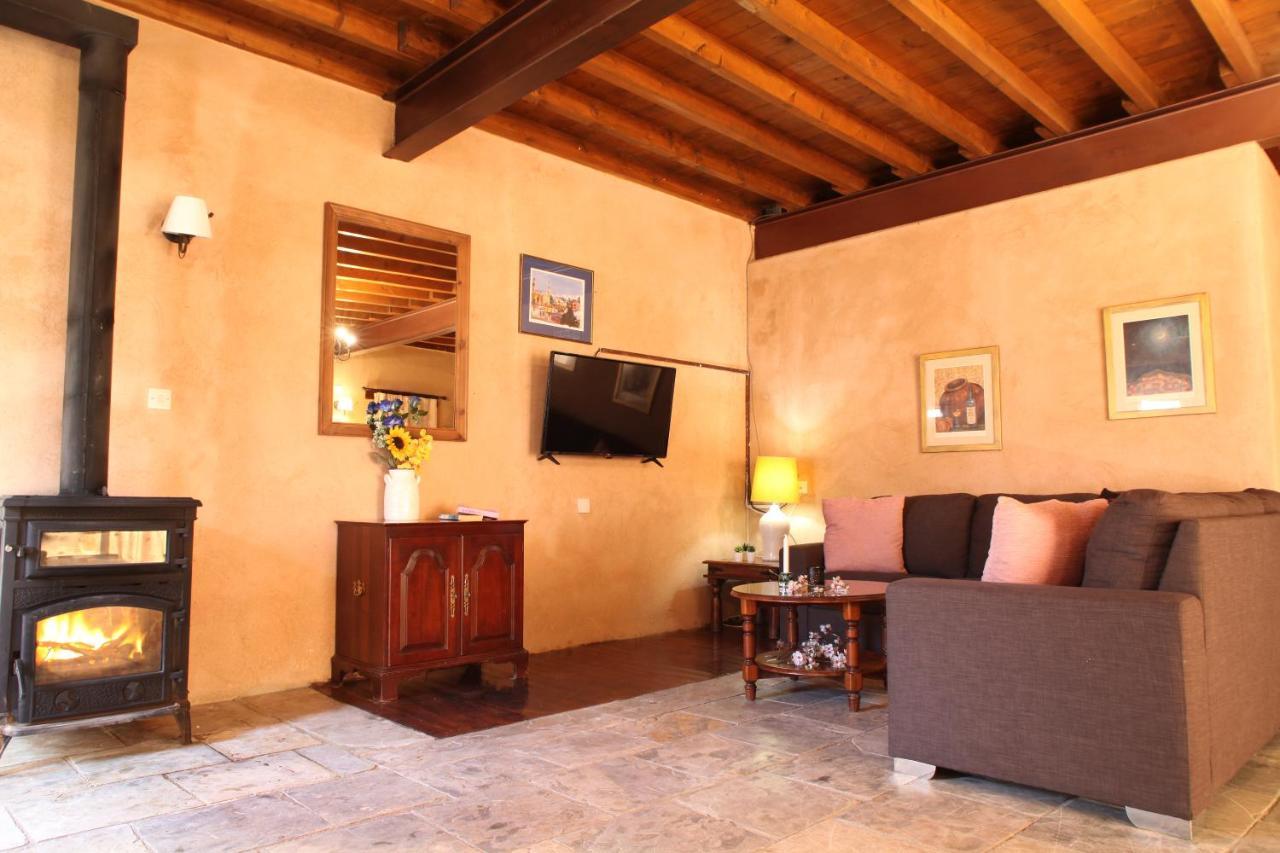 Agrovino Lofou Hotel Bagian luar foto