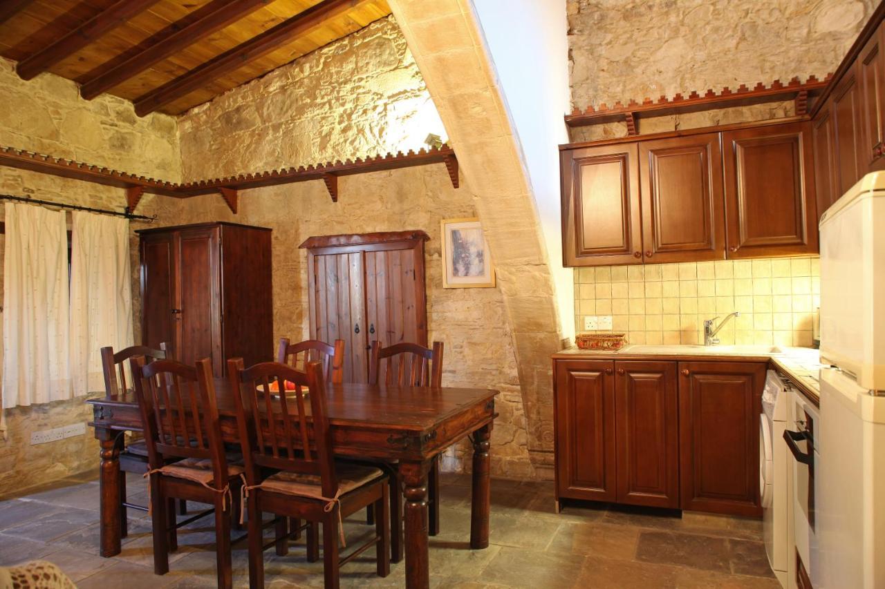 Agrovino Lofou Hotel Bagian luar foto