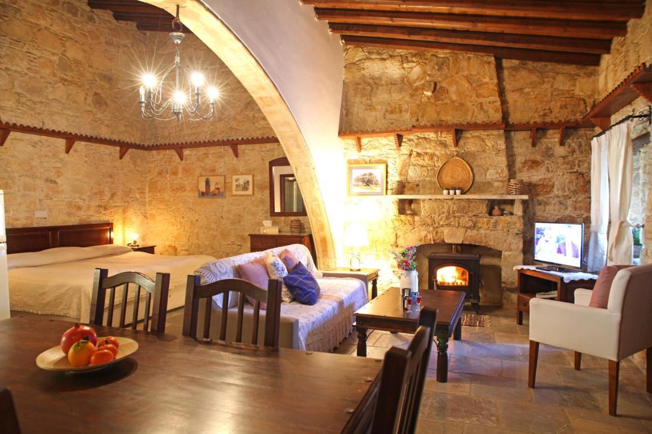 Agrovino Lofou Hotel Bagian luar foto