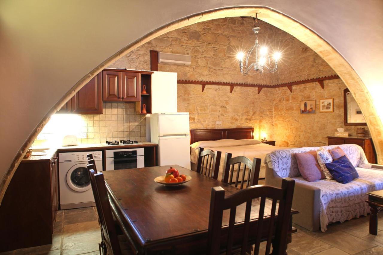 Agrovino Lofou Hotel Bagian luar foto